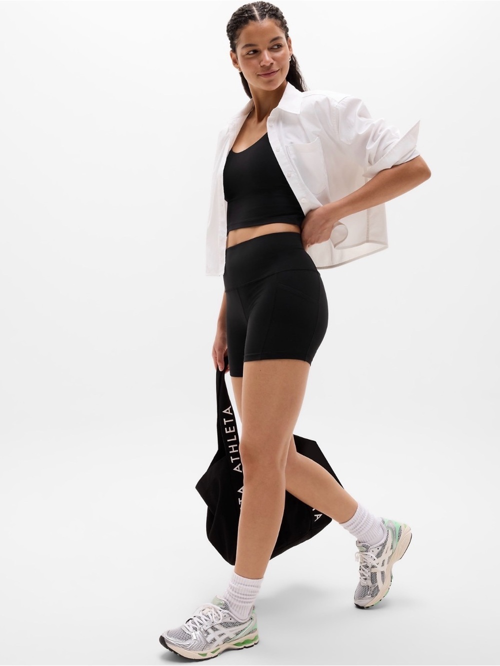 NWT Athleta Salutation Stash 5” Black Short Size Medium .